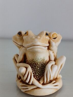 Harmony Kingdom TONGUE AND CHEEK 1994 Treasure Jest Trinket Box Frog Trio